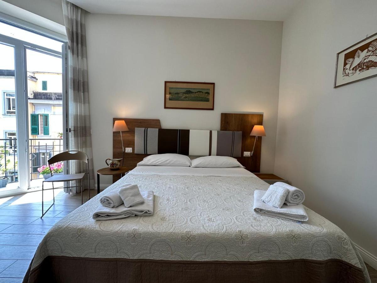 Domus Luca - Central Rooms In The Heart Of Napoli Ngoại thất bức ảnh