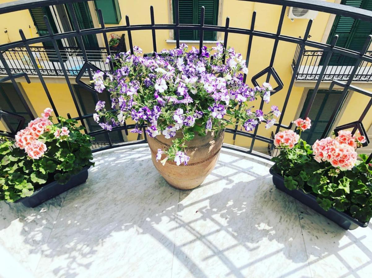 Domus Luca - Central Rooms In The Heart Of Napoli Ngoại thất bức ảnh